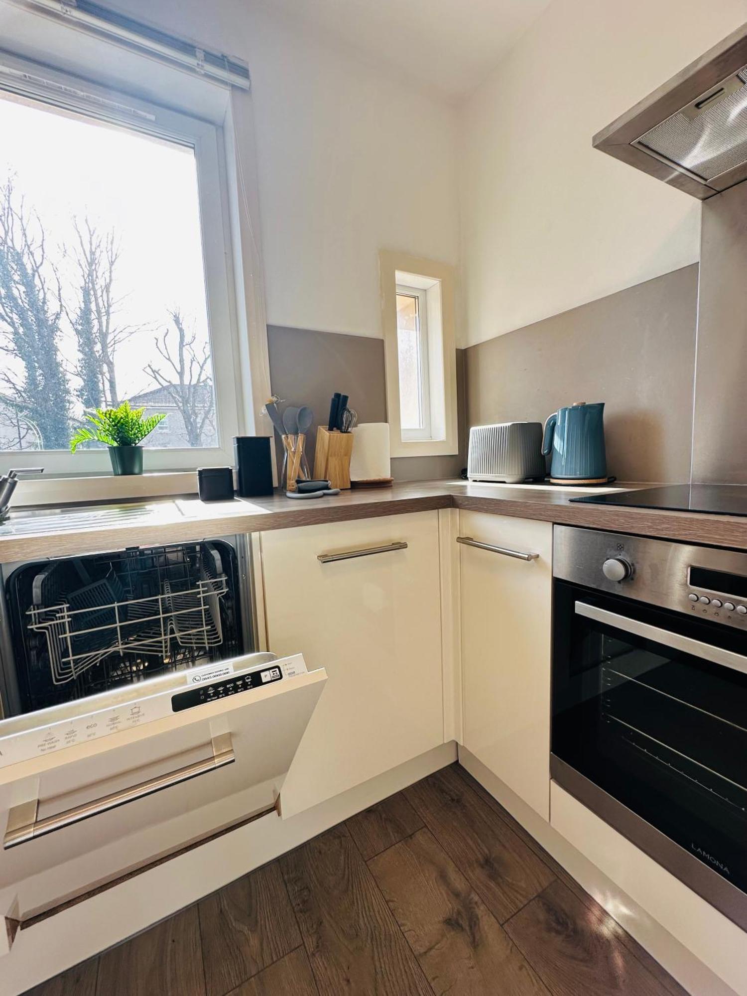 Glasgow Modern Style Home , Separate Entrance Εξωτερικό φωτογραφία